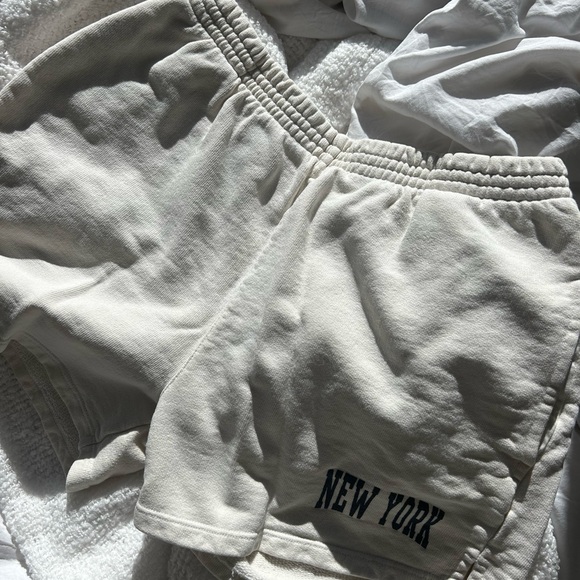 brandy melville new york shorts cream - Picture 3 of 4